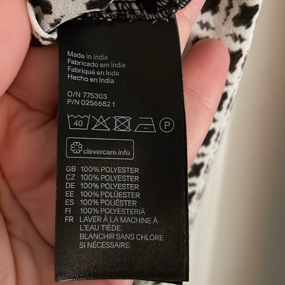 H&M Black and White Sleeveless Blouse - Picture 6 of 6